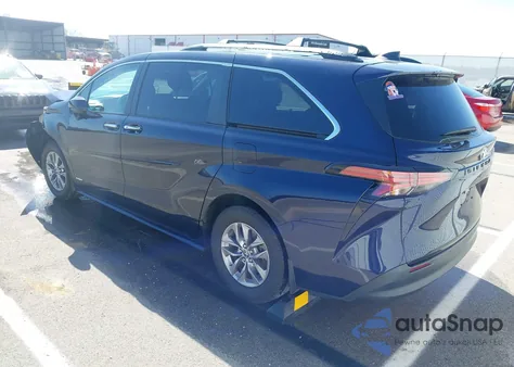 2021 Toyota Sienna Xle z USA, uszkodzony, nr VIN 5TDJRKEC2MS023873